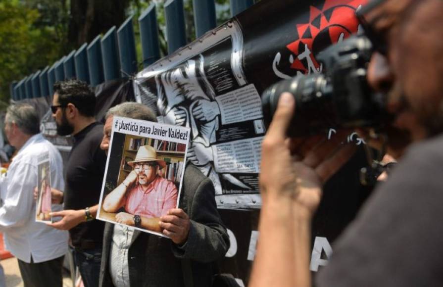 El gremio de periodistas se movilizó con manifestaciones y la iniciativa de #UnDíaSinPeriodismo, a la que algunos medios se acogieron. AFP