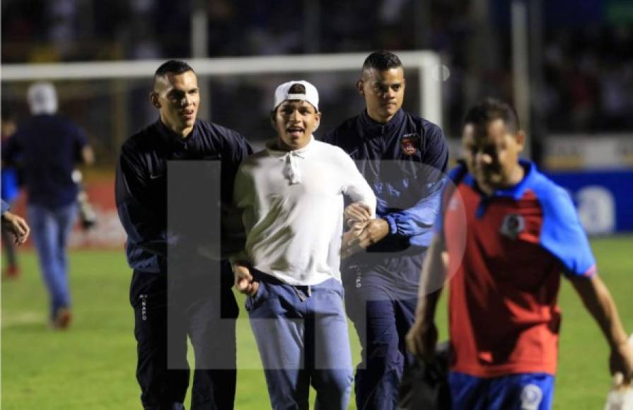 Un aficionado fue sacado por la seguridad del estadio Nacional tras entrar al campo al final del partido.