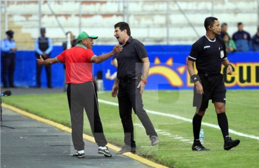 Héctor Vargas y sus asistentes reclamando a los árbitros luego de que le anularan un gol al Marathón por fuera de juego.