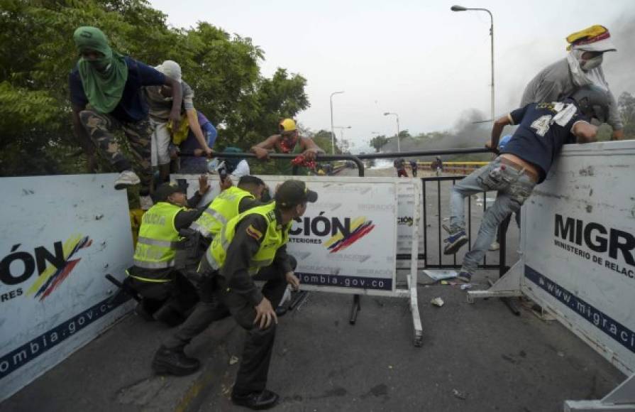 En las áreas cercanas al puente, por las que se llega a la parte de abajo, también hay miembros del Escuadrón Móvil Antidisturbios de la Policía colombiana (Esmad) preparados para atender cualquier situación anormal que se pueda presentar, como los disturbios de ayer que dejaron cuatro heridos.