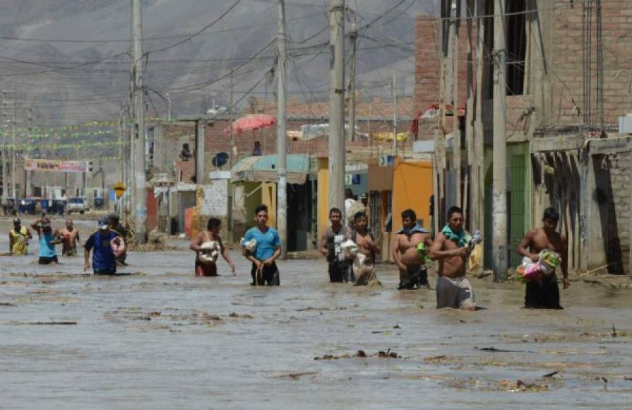 Las inundaciones están producidas por un atípico fenómeno climatológico de El Niño, al calentar inusitadamente la superficie marina del litoral peruano, lo que provoca intensas e inusuales lluvias en su costa desértica, que devienen en aniegos, desbordes de ríos y deslizamiento de tierras, conocidos en Perú como huaicos, un término de origen quechua.