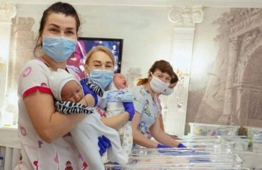 Estos bebés fueron dados a luz por madres que gestan en sus vientres a las criaturas para terceros en el Centro de Reproducción Humana BioTexCom, una de las mayores empresas de vientres de alquier en Europa.