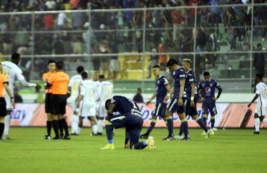 La tristeza de los jugadores del Motagua por la derrota contra el Olimpia en la ida de la final del Torneo Apertura 2022.