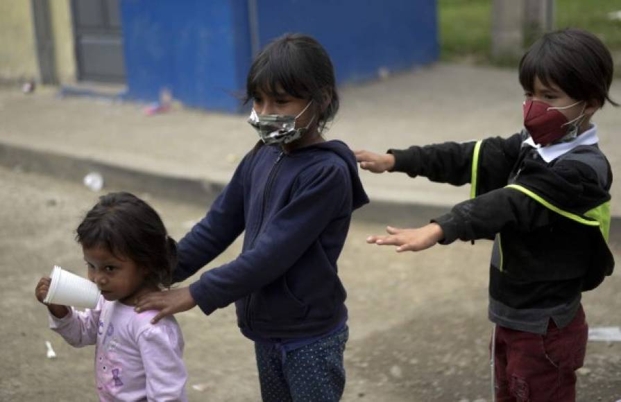 'Vivíamos a la orilla del río. Nos llevó la corriente la casa, aquí por Yoro (departamento de Honduras), y nosotros quedamos sin casa, sin nada', relató la migrante Baquedán a Efe, acompañada de una niña que 'mire, ya se me desmaya, que no hemos comido en tres días'.<br/>