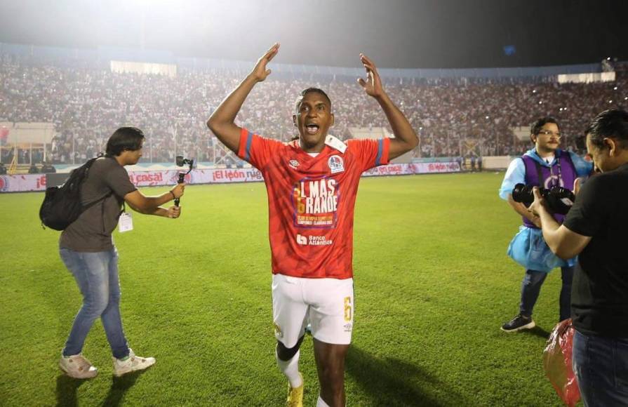 Brayan Beckeles, muy feliz celebrando el título.