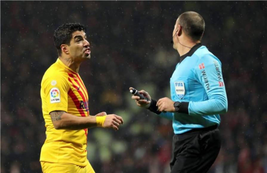 Luis Suárez hace fuertes reclamos al árbitro español Antonio Mateu Lahoz durante el partido.