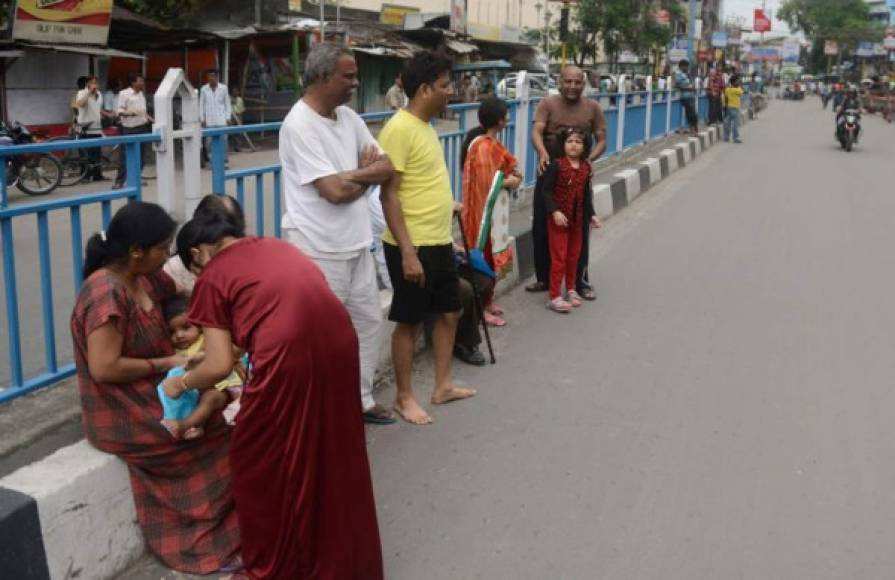 Los pobladores de Nepal se encuentran consternados con lo ocurrido. Foto AFP.