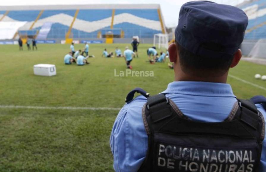 La Policía Nacional de Honduras también vigila a los australianos en los entrenamientos.