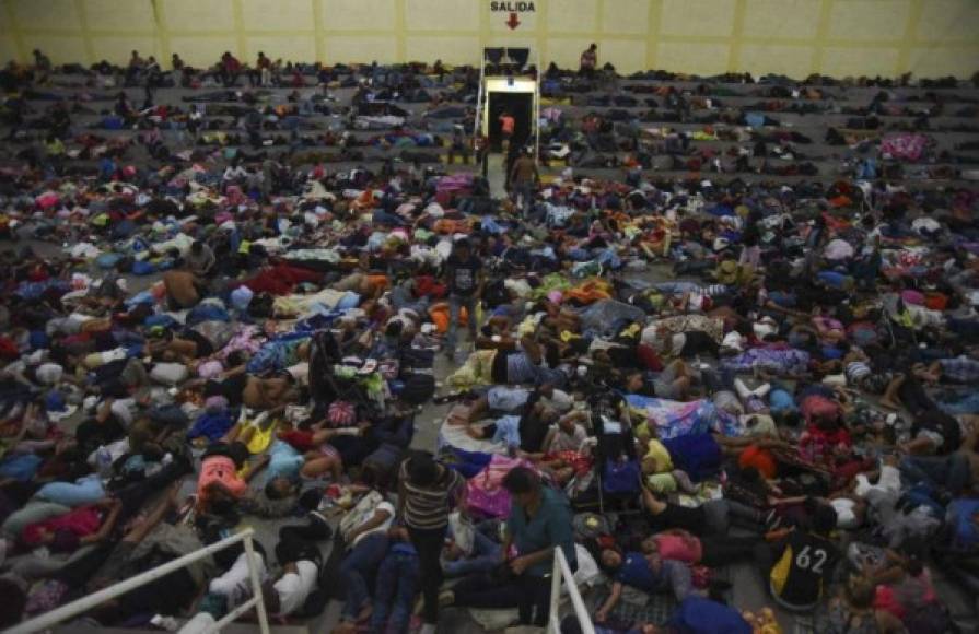 Cientos de migrantes pasaron la noche en un gimnasio en Chiquimula, durmiendo en las gradas o en el piso del recinto.