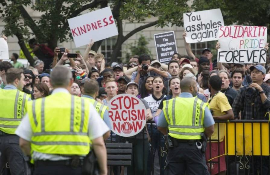 Grupos antiracistas se reunieron de manera pacífica a partir del medio día frente de la Casa Blanca, blandiendo pancartas que decían 'No a los nazis, no al KuKlux Klan, y no a un Estados Unidos Fascista'.