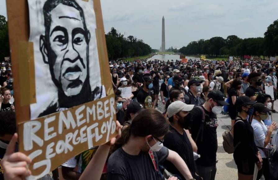 Los manifestantes sostienen pancartas en el Lincoln Memorial durante una protesta pacífica contra la brutalidad policial y la muerte de George Floyd, el 6 de junio de 2020 en Washington, DC. AFP