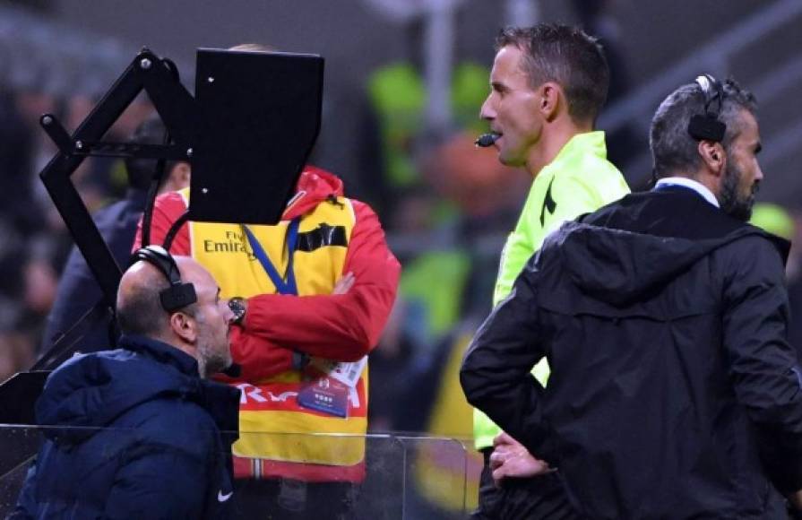El árbitro italiano Paolo Silvio Mazzoleni se fue al VAR para revisar una jugada en la que se terminó pitando penal a favor de Milan. Foto EFE