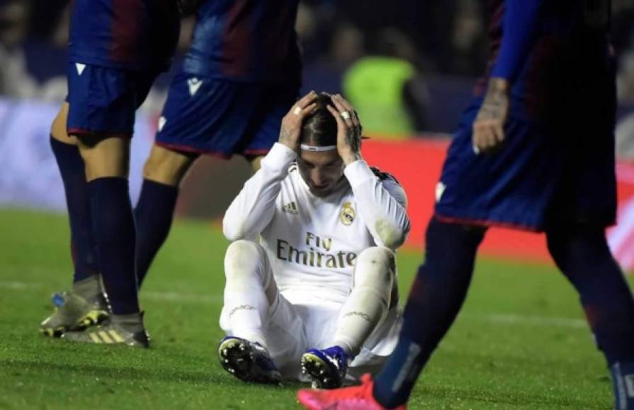 Sergio Ramos se lamenta tras una ocasión perdida.