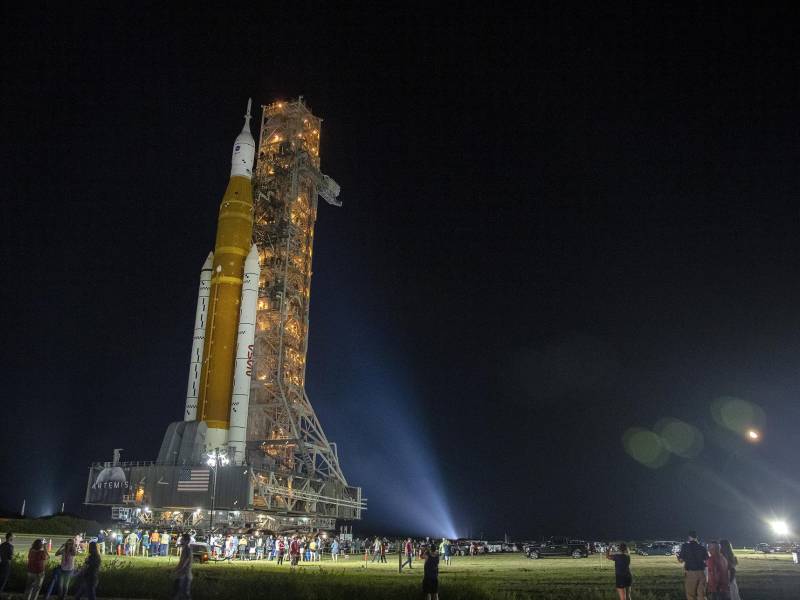 El cohete SLS con cápsula Orion, parte de la misión Artemis 1, siendo transportado desde el Vehicle Assembly Building de la NASA hasta el pad 39B del Centro Espacial Kennedy en Merrit Island , Florida, EE. UU.