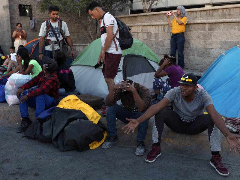 Los migrantes levantaron un campamento en una de las calles de la capital mexicana donde pernoctan desde hace varios días.