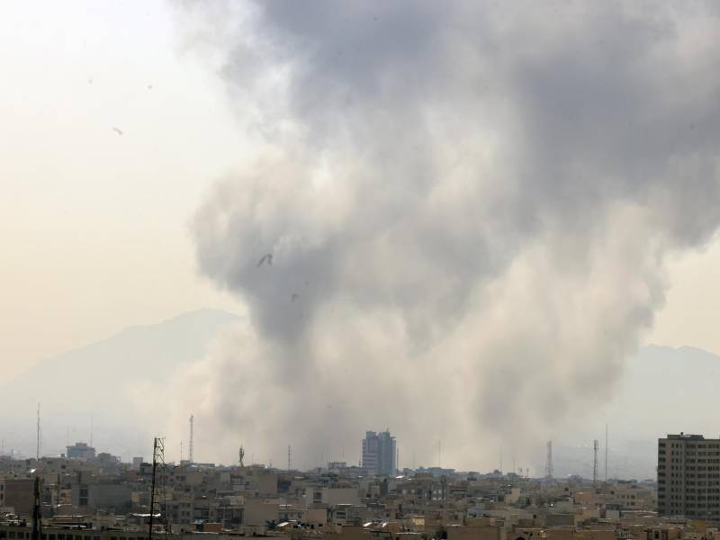 Irán anunció este sábado el cierre de su espacio aéreo después de que se escucharan varias explosiones en diversos puntos de Teherán y de que Israel informara de que ha lanzado un ataque preventivo contra el país persa. EFE
