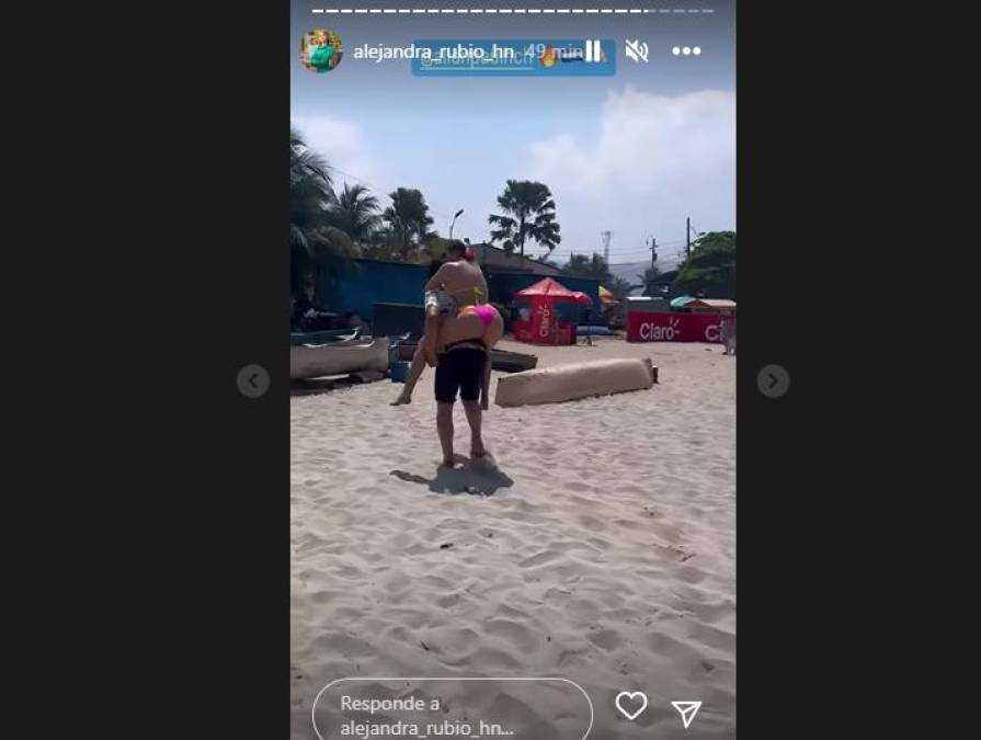 Alejandra compartió unas divertidas historias en su cuenta de Instagram en las que se puede ver cómo su compañero, el presentador de noticias Allan Paul Carranza, la carga mientras están en la arena.
