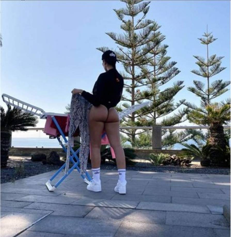 Georgina Rodríguez aparece de espaldas y mientras colgaba la ropa en un tendedero. La modelo española ha lucido su cuerpazo con esta imagen en Instagram y escribió la frase: 'Paños al aire'.