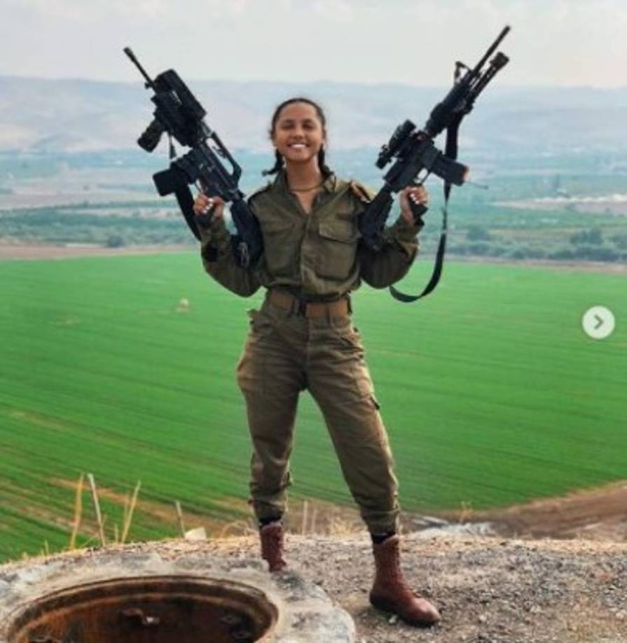 Al optar por un cuerpo de combate femenino, las mujeres se integran en batallones especiales compuestos por hombres y mujeres.