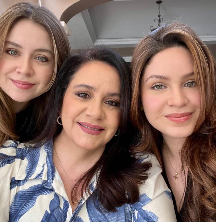 Las hijas del matrimonio Hernández-García, Daniela e Isabella, también se han vuelto recurrentes defensores en redes sociales de su padre. En sus cuentas, las hijas del exmandatario lanzan mensajes de apoyo a su padre y, al igual que su madre, actualizan información del caso que obtienen a través del equipo legal de Hernández, encabezado por el abogado Raymond Colón y Sabrina Shroff. 