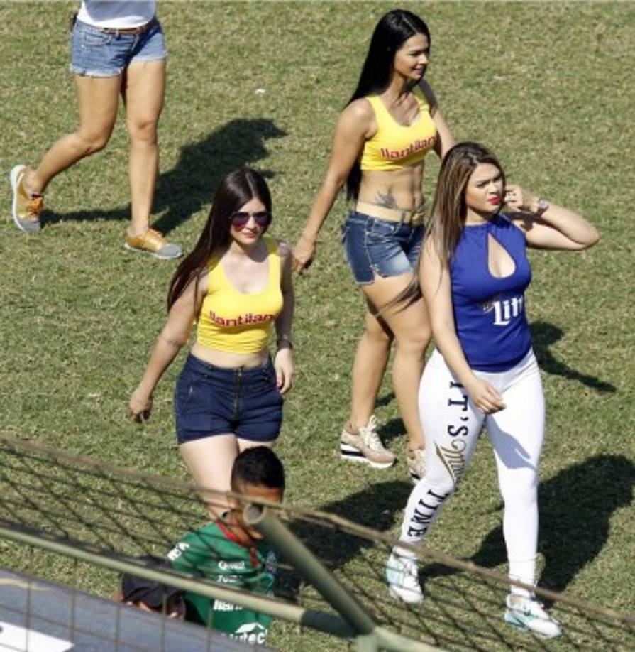 Las chicas que embellecieron el partido Marathón-Olimpia.