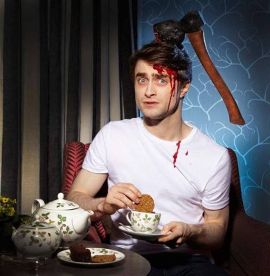 Daniel Radcliffe aprovechó la hora del té para escenificar su particular Halloween en sus redes sociales.