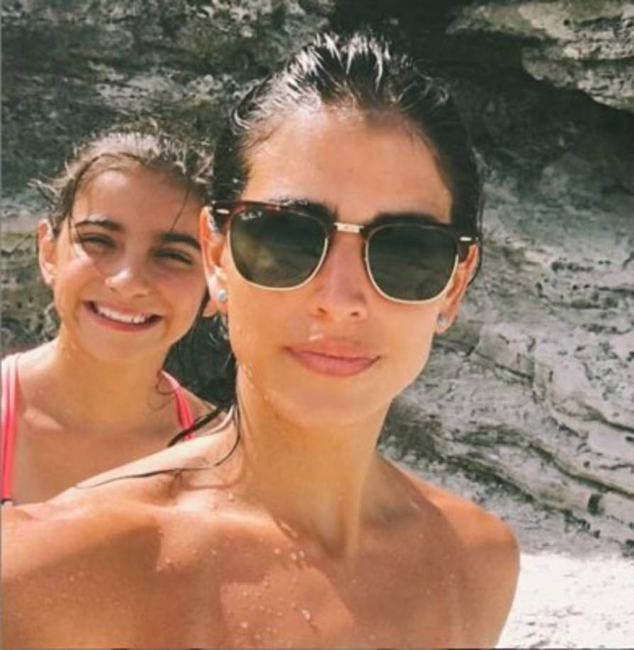 La colegiala no solamente disfruta junto a su hermosa madre hacer ejercicio, sino también descubrir hermosos lugares para vacacionar.