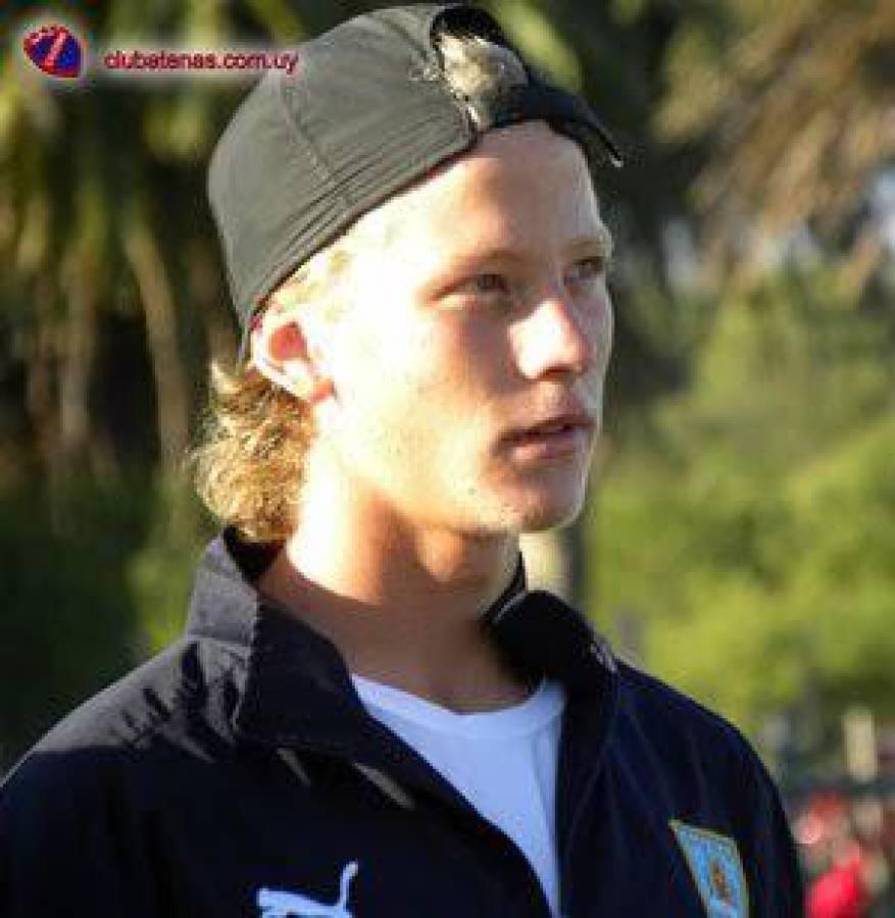 El usuario contó que “por cosas de la vida”, el jugador había caído en una adicción que lo llevó a estar viviendo en la calle en la ciudad uruguaya de Minas, departamento de Lavalleja.