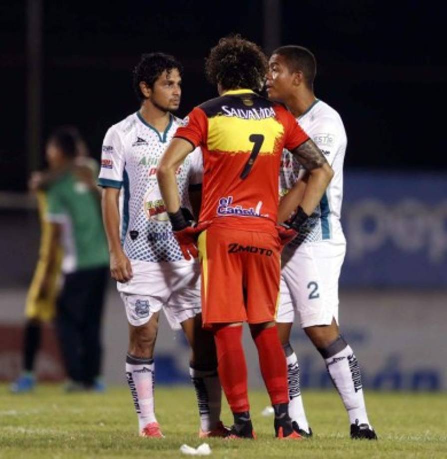 Luis Castro y Luis Lobo consolaron a Kevin Hernández.