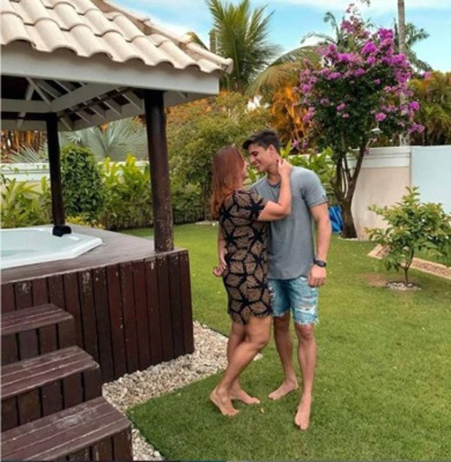 “Lo inexplicable no se explica, se vive…”, señaló Nadine Gonçalves en su perfil de Instagram al presentar a su novio Tiago Ramos con esta imagen. <a href='https://www.laprensa.hn/fotogalerias/deportes/1371934-411/tiago-ramos-ex-futbolista-gamer-modelo-asi-es-joven-novio-nadine-goncalves-madre-neymar' style='color:red;text-decoration:underline' target='_blank'>FOTOS: Así es la nueva pareja de la madre de Neymar</a>