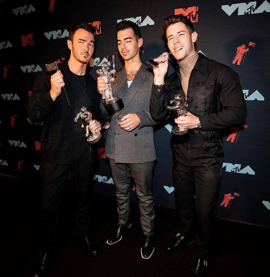 Según la información inicial, la ficción seguirá las peripecias de los tres hermanos mientras intentan viajar de Londres a Nueva York para pasar la Navidad con sus familias. Como describe el logline oficial, el viaje de los Jonas Brothers se convierte en una “serie de obstáculos crecientes”, y los desafíos llegarán a poner a prueba su determinación, sino también su espíritu navideño. Se trata de una historia con un tono ligero y cómico, como sus incursiones previas en la actuación.