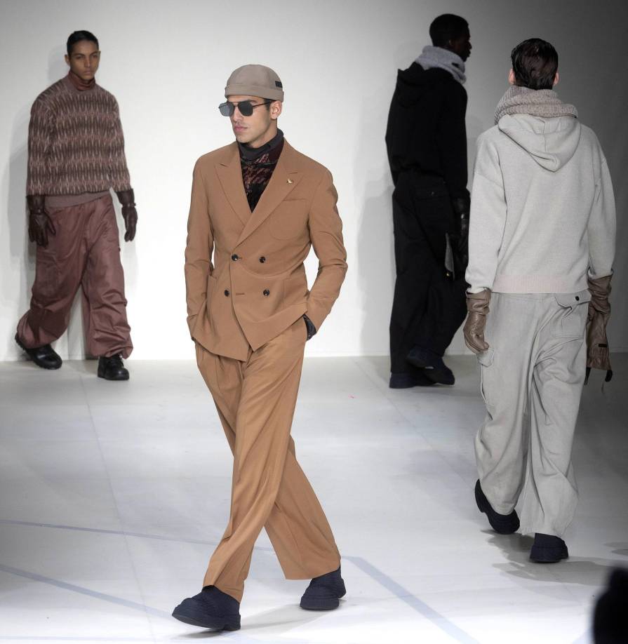 “Recuperar una moda, incluso pasada, es muy importante para nosotros”, en particular la de los años 30, que a menudo se desviaba del “clásico habitual”, explicó Giorgio Armani tras el desfile. “Quería divertirme un poco”, añadió, sonriente.