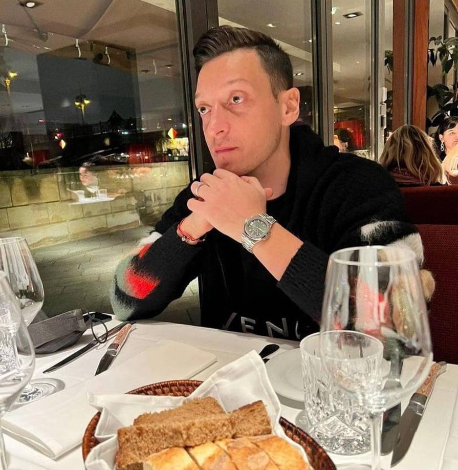 Mesut también se alió con el exjugador del Arsenal Mathieu Flamini para fundar el laboratorio de suplementos bajo el nombre de Unity Performance Lab.