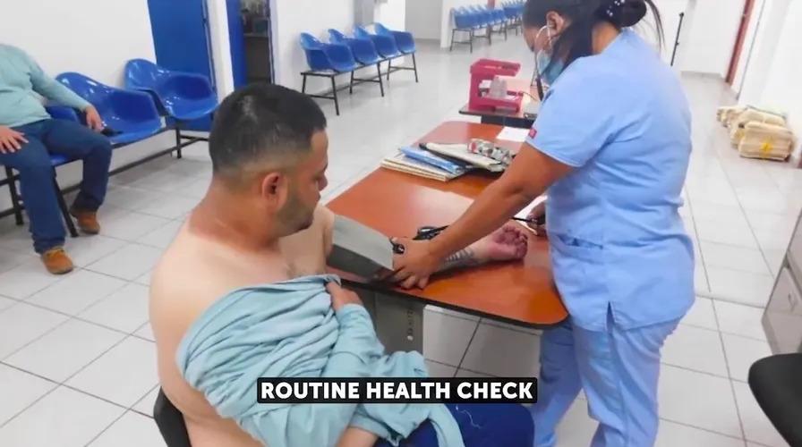 Bukele desmiente torturas a Ábrego García y divulga imágenes de su reclusión