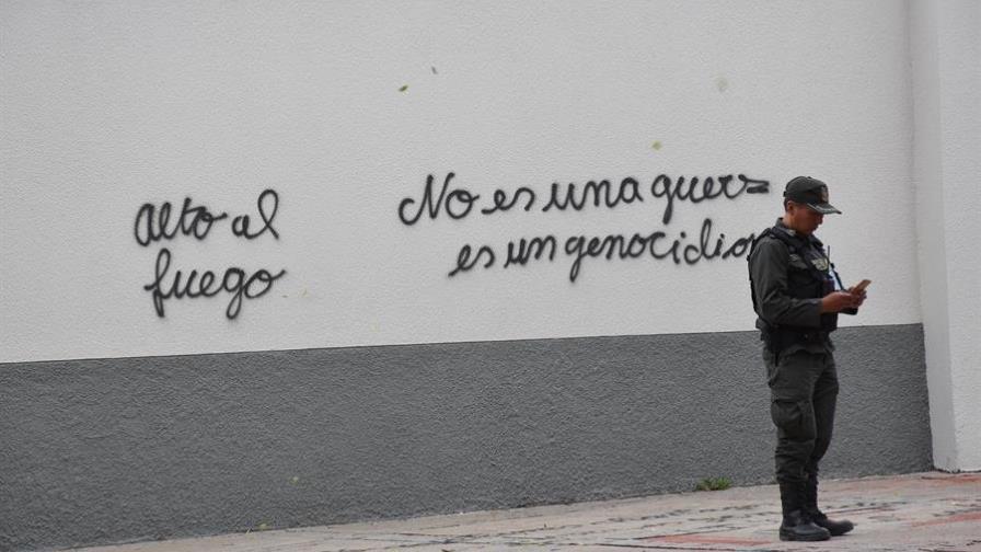 Feministas pintan la embajada de Estados Unidos