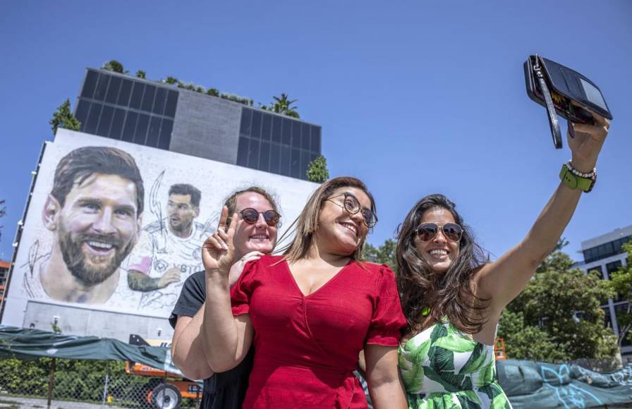 Tres aficionadas fueron registradas este lunes, 10 de julio, al tomarse una fotografía frente un mural del futbolista argentino Lionel Messi.