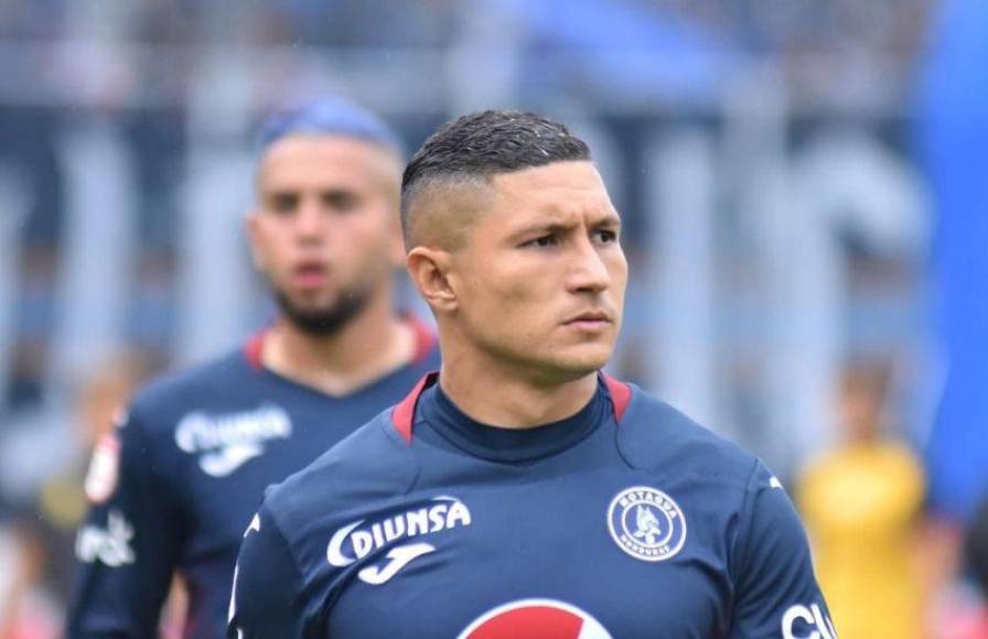 Héctor Castellanos: El centrocampista de contención reveló que terminó su contrato con Motagua y confesó que tiene ofertas de otros clubes hondureños.
