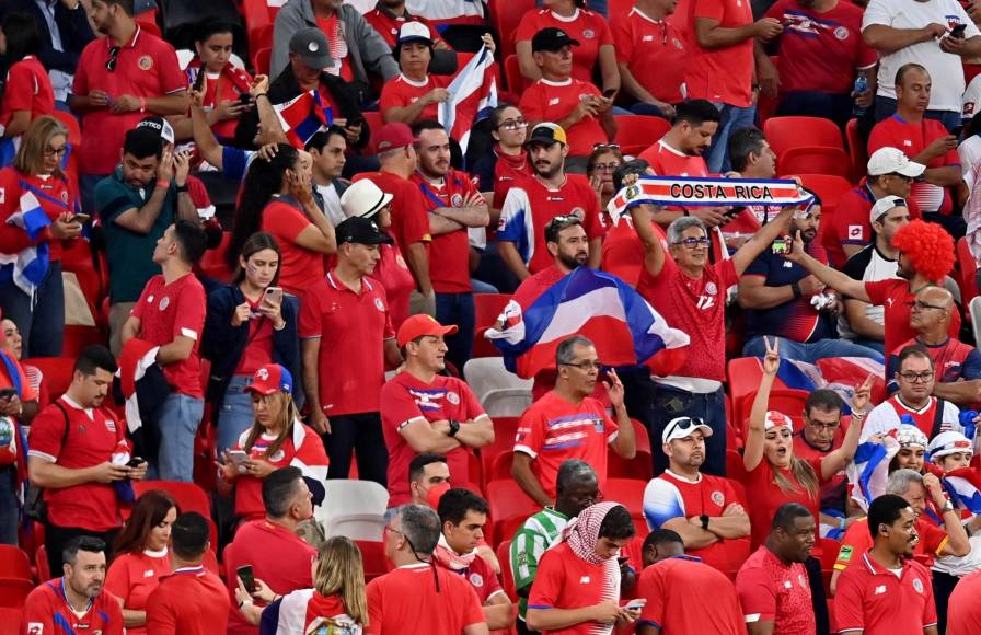 Bellas mujeres e invasión tica en Qatar: El espectacular ambiente del Costa Rica - Nueva Zelanda