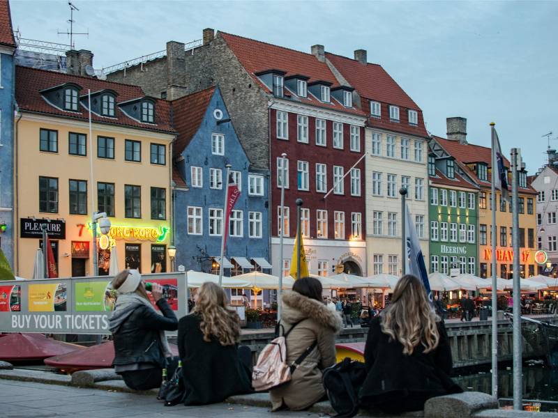 Se anima a turistas en Copenhague a usar bicicleta y tren y ayudar en limpieza.