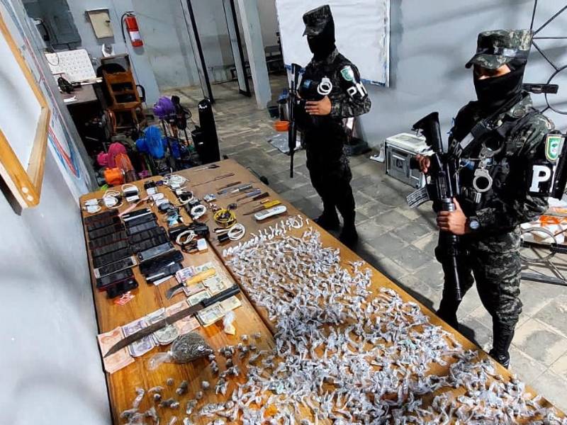 Diversos objetos, drogas y armas encontraron los agentes de la PMOP en los operativos de intervención en los centros penales de El Progreso y Danlí.