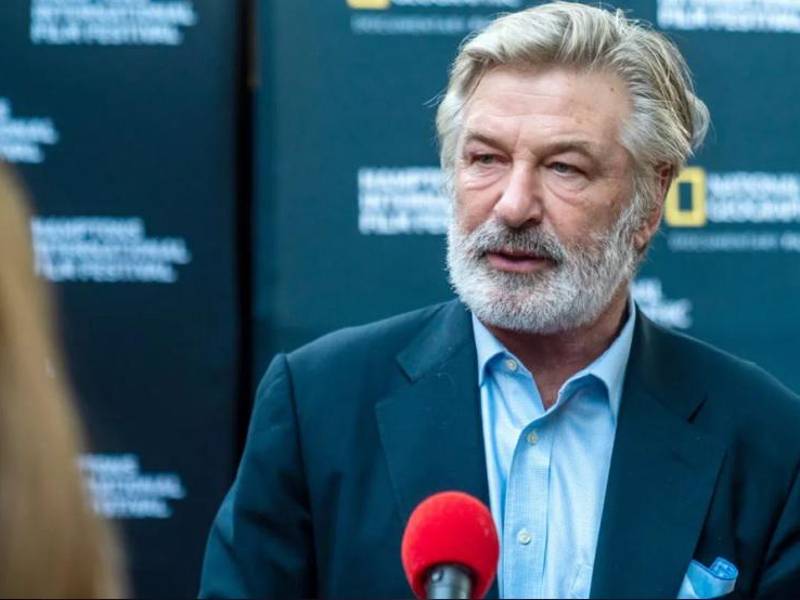 Tal como solicitó Baldwin, se está tratando de averiguar cómo una bala real se filtró en el set de rodaje escapando al control de Hannah Gutiérrez Reed, la especialista en armas al mando en “Rust”.