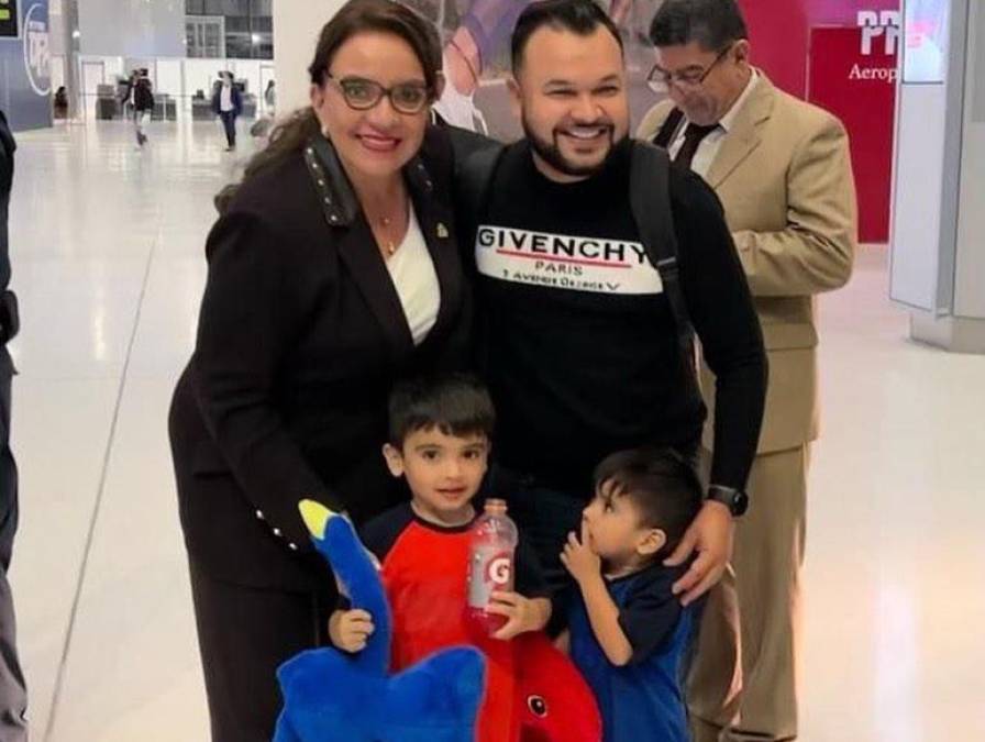 La presidenta se fotografió con familias que abordaban vuelos en Panamá. 