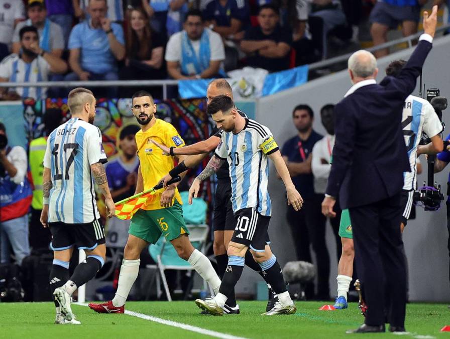 La mirada que le tiró el defensa australiano Aziz Behich a Messi después del empujón. El árbitro asistente tuvo que meterse en el medio de los dos.