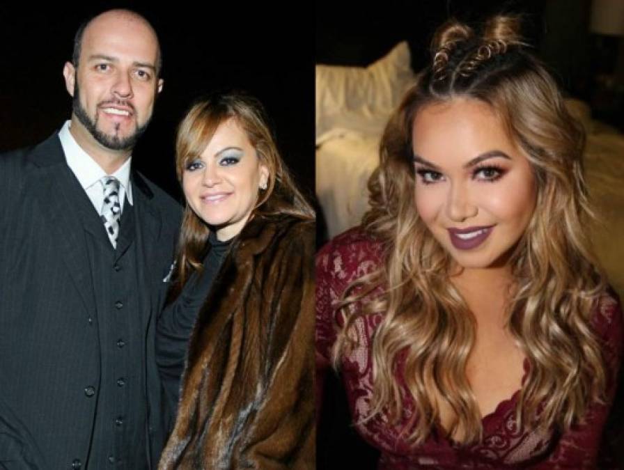 - Presunto amorío entre su esposo y su hija -<br/><br/>Despues de dos años de matrimonio con Esteban Loaiza, Jenni Rivera anunciaba su separación en 2012, meses antes de su muerte, esto se habría dado después de que salieran a la luz alegaciones de una supuesta relación entre Chiquis y Loaiza. <br/><br/>El exbeisbolista negó ante las cámaras de Al Rojo Vivo (Telemundo) en 2013 que había sostenido un romance con su hijastra Chiquis Rivera.<br/><br/>“En realidad, Chiquis tenía sus novios, yo nada más le [daba] consejos que se cuidara, junto con sus hermanos, porque sus hermanos me preguntaban: ‘¿Y ese muchacho, quién es?’ Y la verdad, la decisión era de ella. Y en realidad nunca pasó nada. Lo único que [había] entre nosotros era pura comunicación para el bien, para estar todos bien y tranquilos, y especialmente para que no se estresara Jenni”, dijo él. <br/>