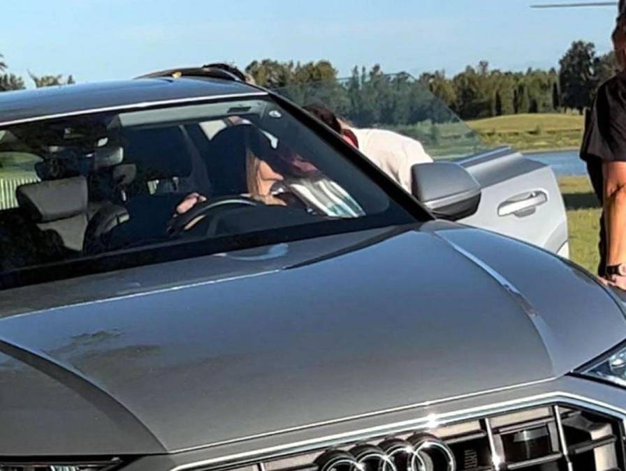 Tras varias fotos, videos y saludos, Lionel Messi se acercó al auto y le dio un romántico beso a Antonela Roccuzzo. Luego se subió como copiloto al vehículo y se fueron los dos del lugar. 