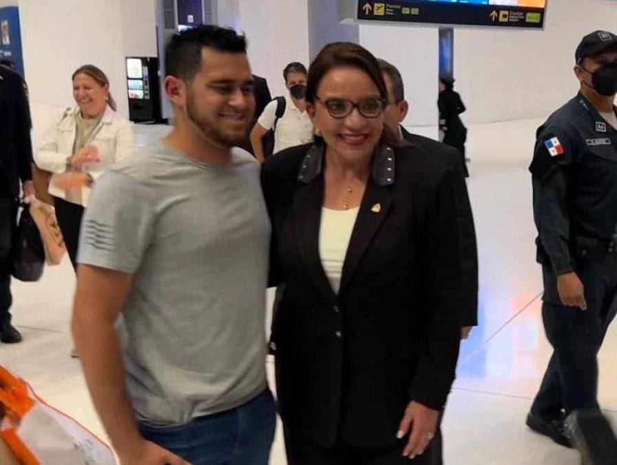 Pasajeros en la terminal aérea panameña pidieron a la presidenta tomarse una fotografía. La mandataria accedió y las fotografías fueron publicadas por el Gobierno de Honduras. 