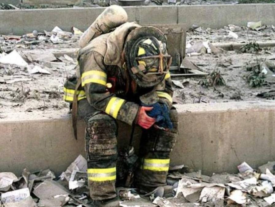 Un bombero refleja el dolor y la impotencia de los estadounidenses ante la destrucción causada por los terroristas de Al Qaeda.