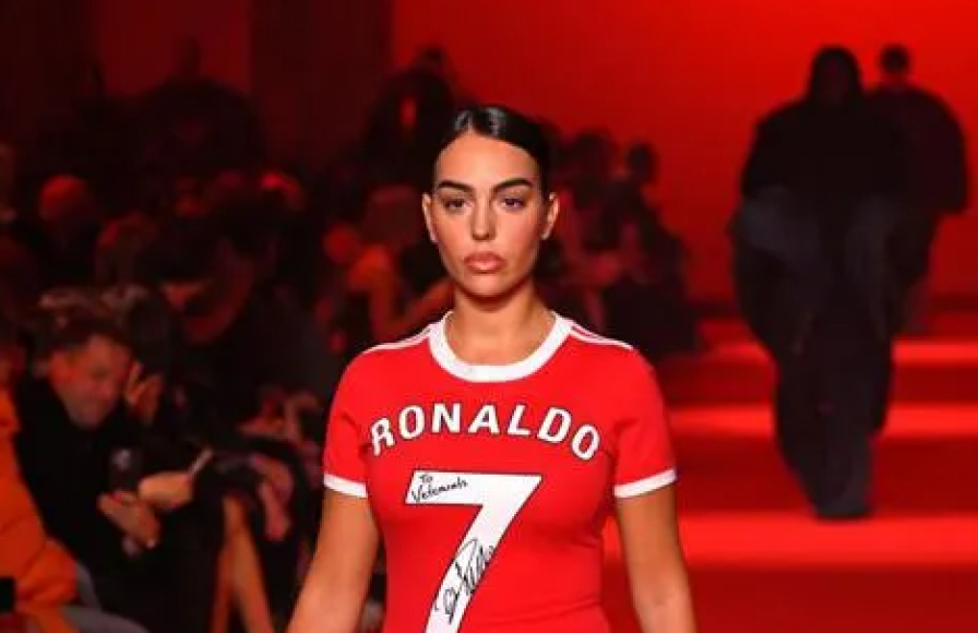 La joven española sorprendió a los asistentes con un atuendo que rendía homenaje a su novio, Cristiano Ronaldo.