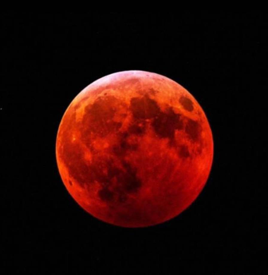 ”La hora exacta de la Luna llena es a las 3:29 p.m. hora hondureña, momento en que la Luna no ha salido aún. Para observar la salida de la Luna habrá que esperar hasta después de las 5 de la tarde en cualquier ubicación del territorio nacional”, aseveró Carías.
