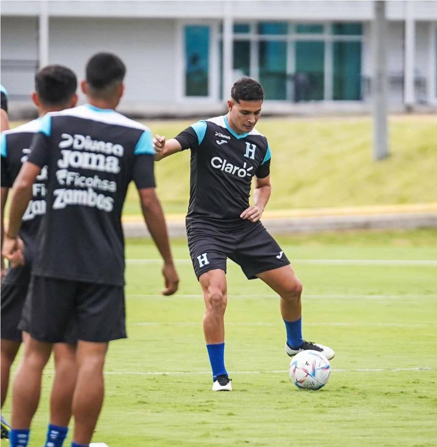 LA OTRA SORPRESA - Jhow Benavídez juega de titular con la Selección de Honduras ante Ecuador.